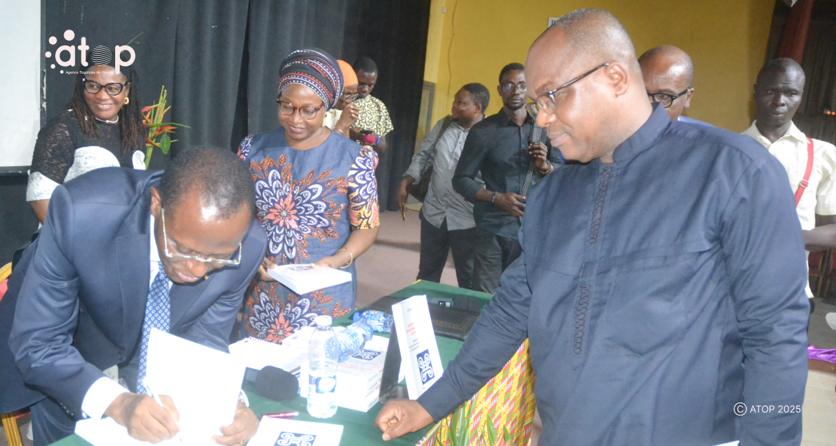 Dr Egbeto en train de dedicacer son livre