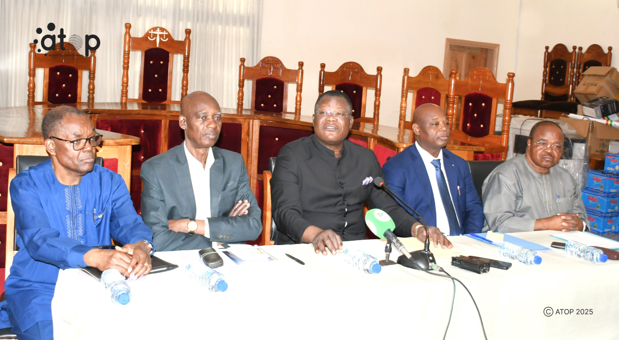 Le president de la cour constitutionnelle micro ouvrant les