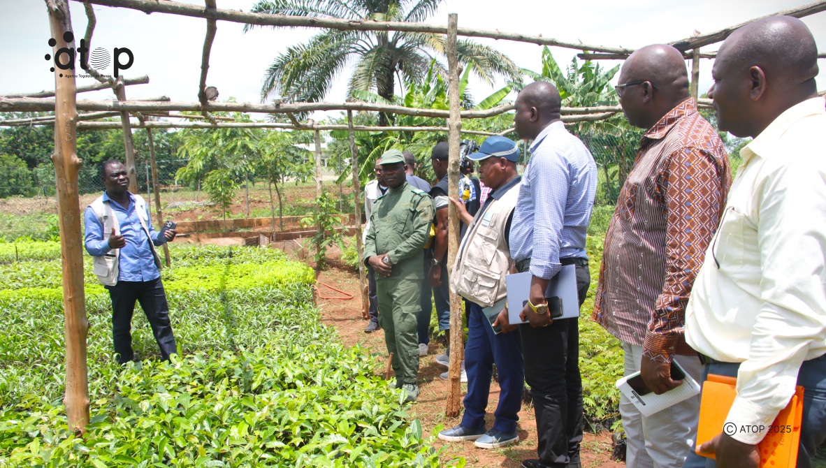 Lt Col Bleza a gauche expliquant la preparation des plants de pepiniere