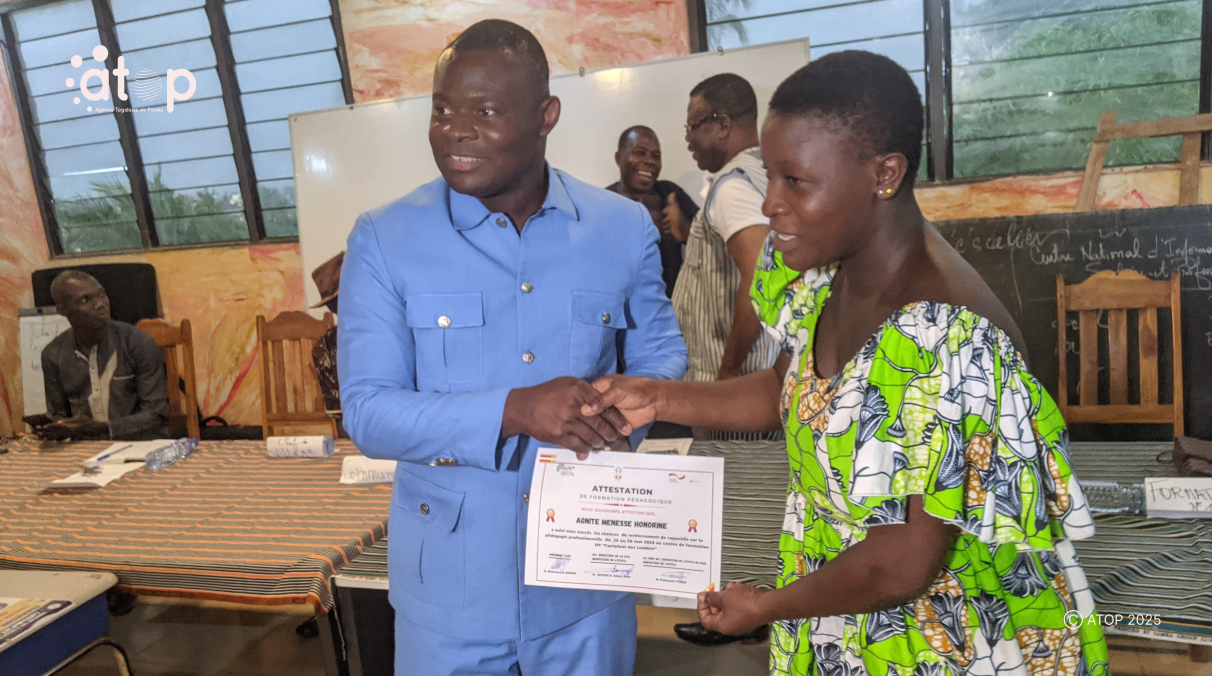 PHOTO 17 M. Darou remet une attestation a une participante