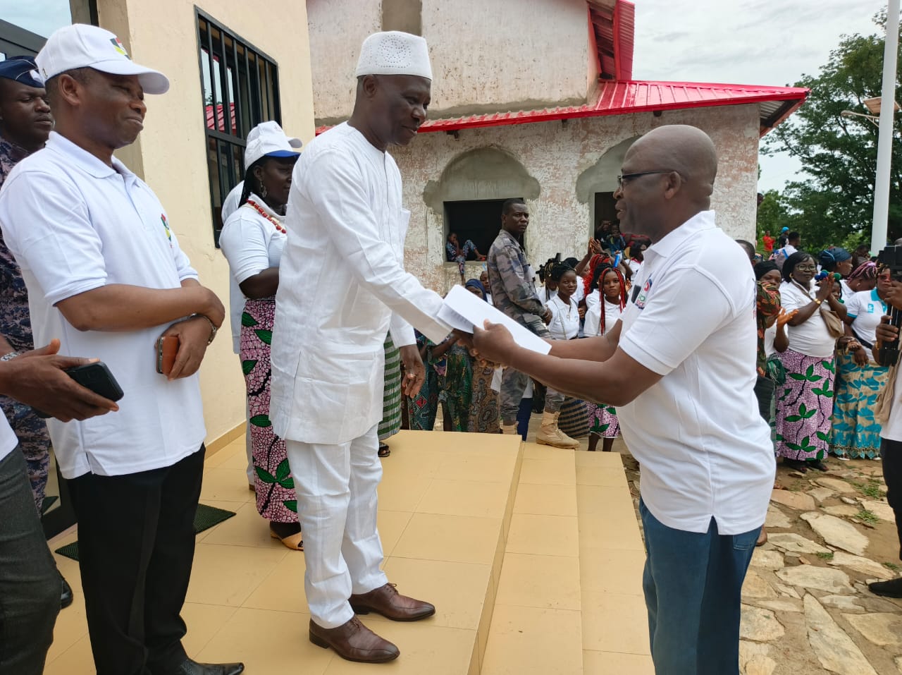 Tchaoudjo/Fête du 1er mai : Les travailleurs de la Centrale présentent leurs doléances au gouvernement 1 Remise du cahier de doleances au prefet Tchimbiandja
