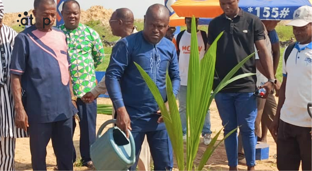 26 Le prefet Benissan Tetevi Date arrosant son arbre