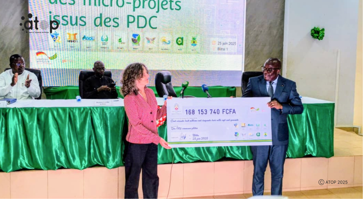 30 Le ministre Gomado recoit la convention de subvention des mains de Mme Baumgarten