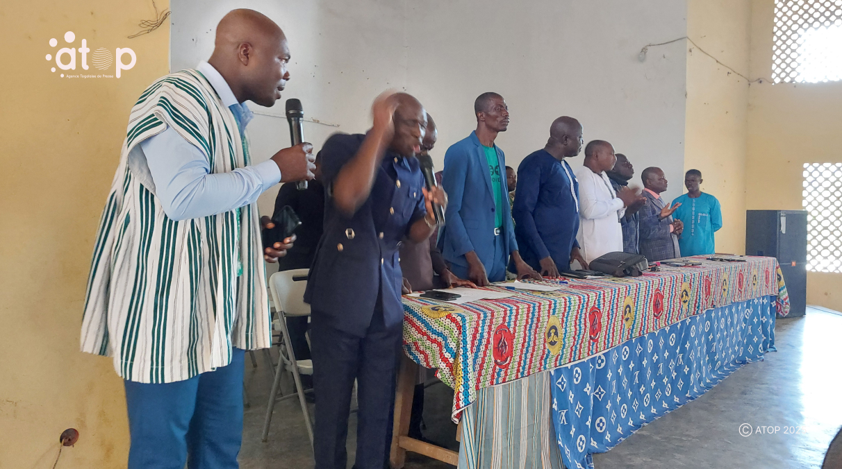 34 Les Pasteurs priant pour les elections apaisees au Togo