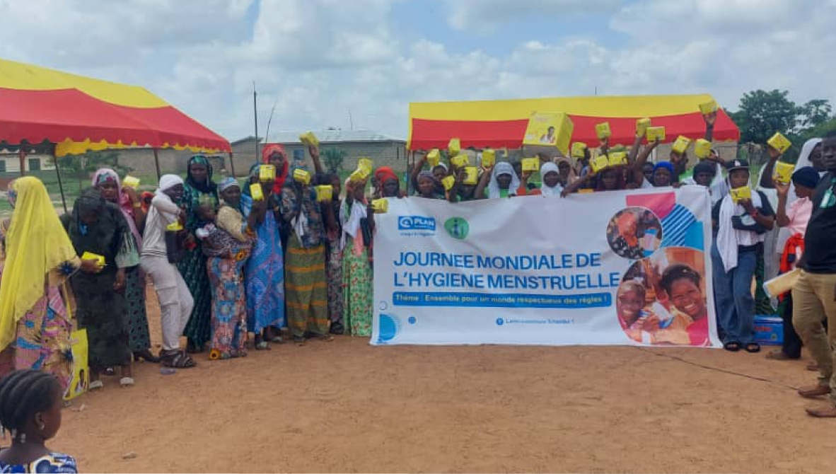 39 Le prefet Douti remet symboliquement un kit de formation au superviseur Yele Essohana a gauche 171
