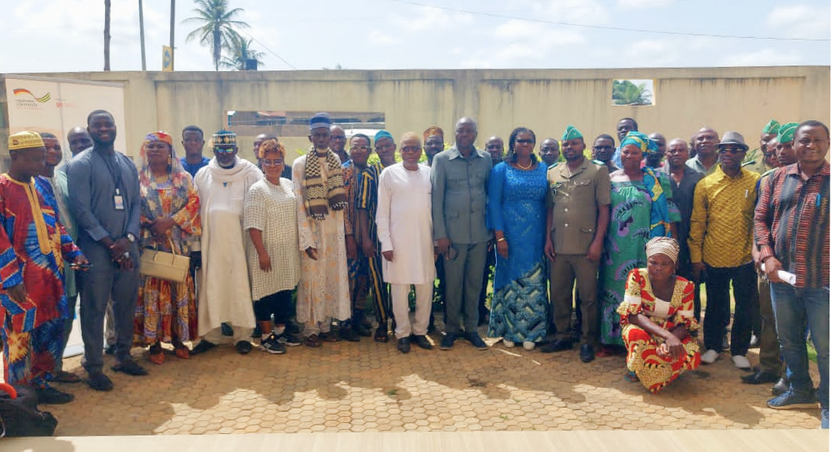 39 Le prefet Douti remet symboliquement un kit de formation au superviseur Yele Essohana a gauche 18