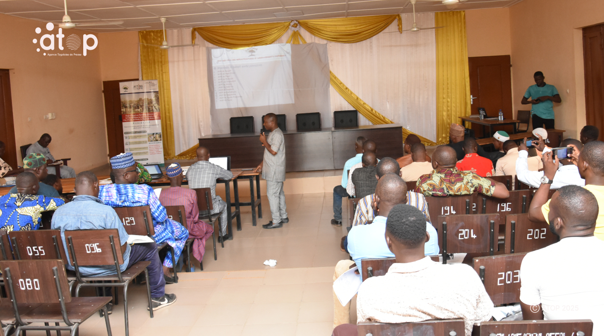 4 Les participants suivant une presentation en salle