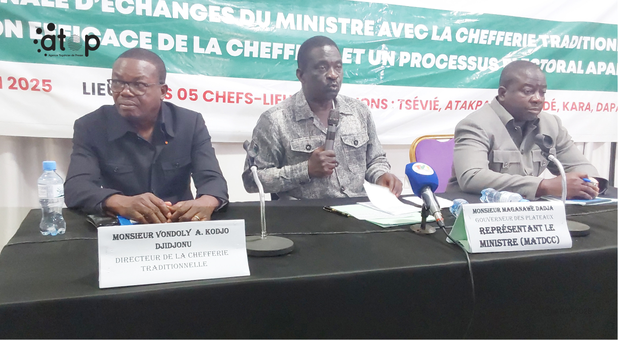 40 Au milieu le gouverneur des Plateaux Dadaja Maganawe ouvrant les