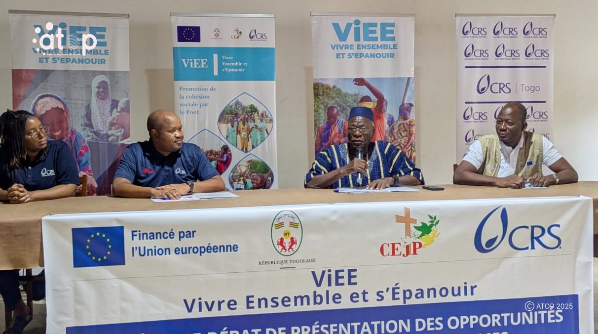 8 Le maire Korodowou ouvrant au micro ouvrant la rencontre