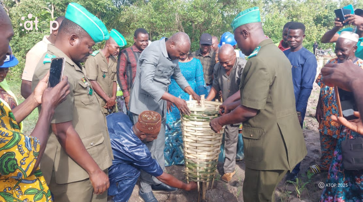 9 Le prefet costume cendre protegeant un plant mis en terre