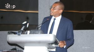 M. Kaffu presentant le rapport