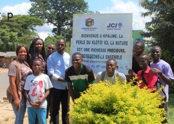 Kloto : La JCI Kpalimé Tsitsatsè rend propre la place publique du monument aux morts