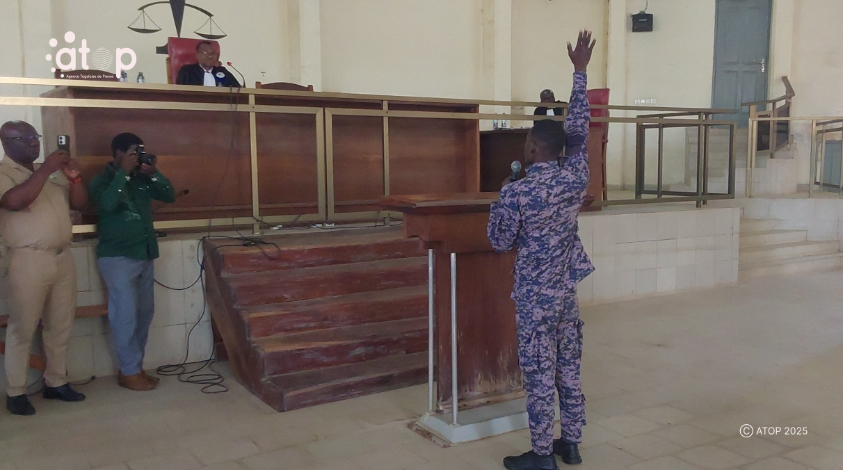 PHOTO 1 Un gendarme pretant serment devant le president du tribunal