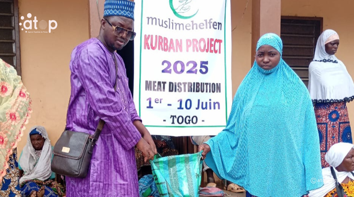 PHOTO 11 Dr El Hadj Asmanou remettant a une beneficiaire sa part