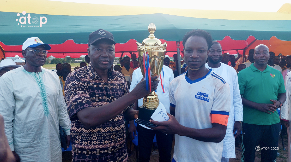 PHOTO 14 Le prefet remet la coupe au capitaine de lequipe gagnante