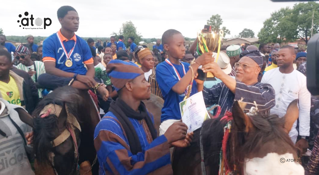 Tchamba/festival international de chevaux : la 1ere édition remportée par le togolais Kouko Tchabirou 1 PHOTO 15 Le gouverneur remet le trophee au gagnant sur sa monture