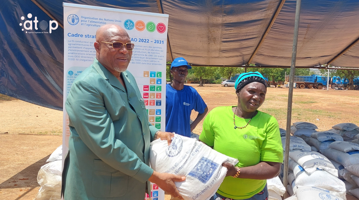 PHOTO 2 Le gouverneur Affoh Atcha Dedji remettant un kit agricole a une beneficaire