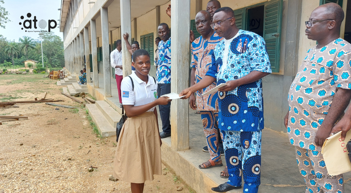 PHOTO 3 Le prefet Somenu remettant un certificat aux beneficieres avant les demarrage du BAC 2