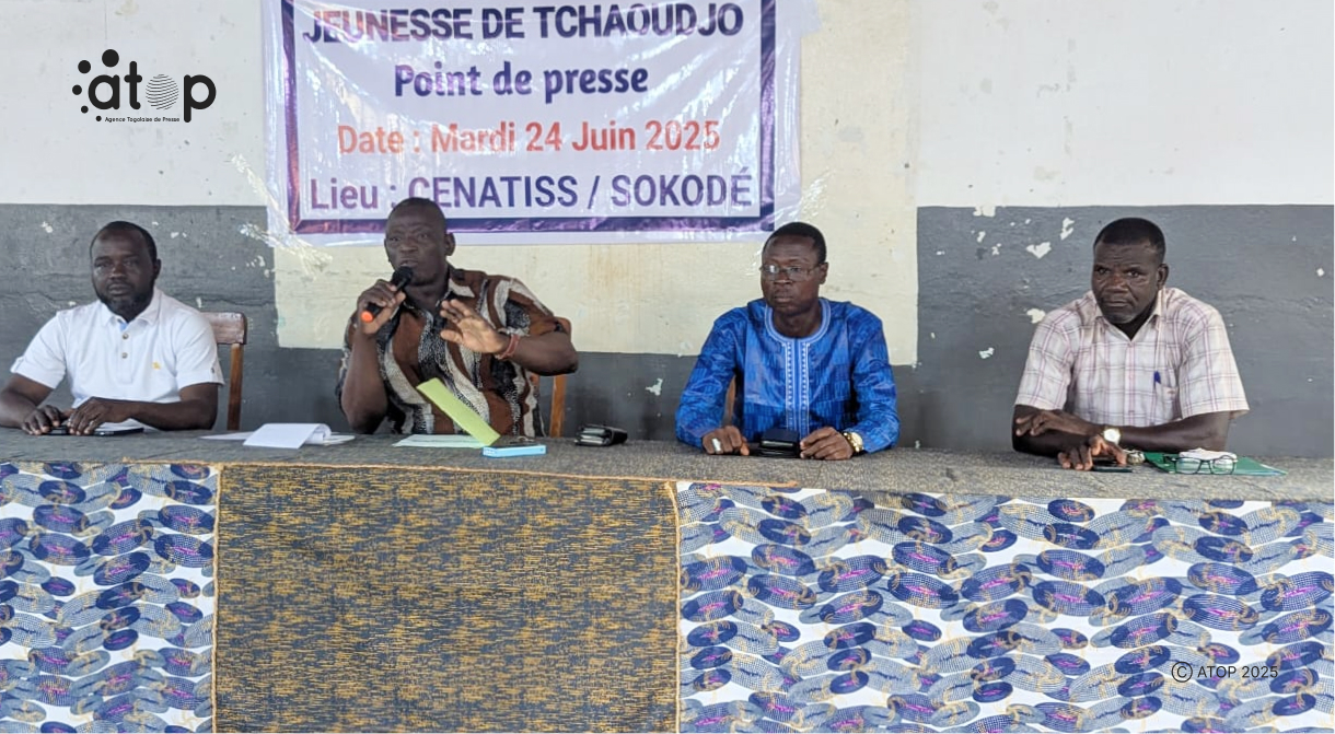 La jeunesse réaffirme son soutien au Président du conseil 1 PHOTO 3 Table dhonneur. M. Ouro Gandi au micro