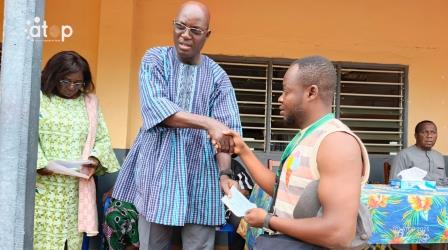 PHOTO 5 Le prefet Gnakou Alowegnim remet un cheque a un beneficiaire