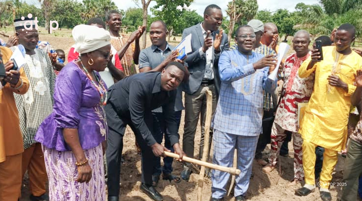 PHOTO 7 M. Akakpo donnant le premier coup de pioche
