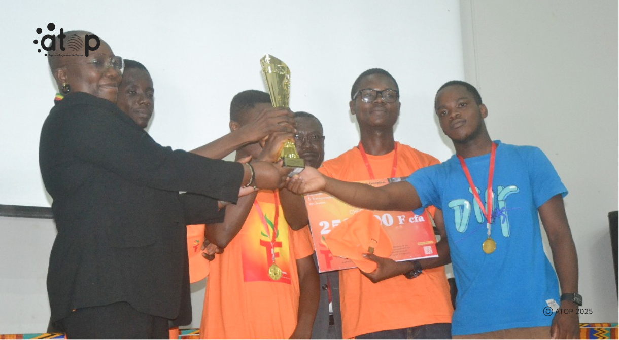 Remise de trophee a lequipe laureate du concours