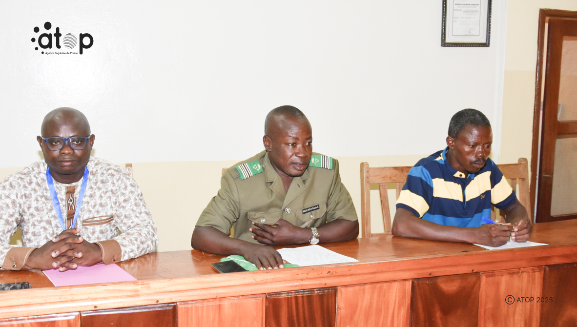 Table dhonneur Lt Col Akounda au milieu sadressant. 1