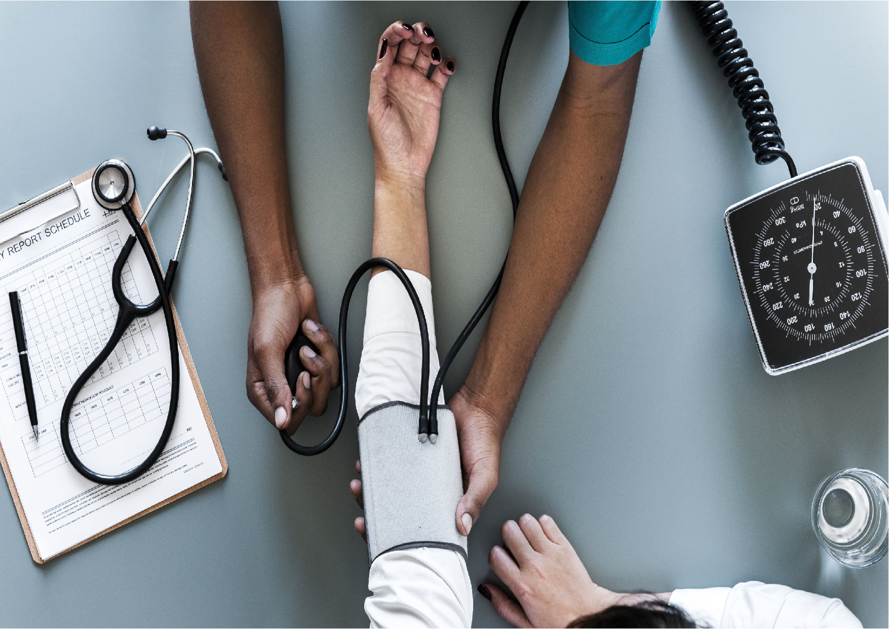 Un medecin prenant la tension dun patient