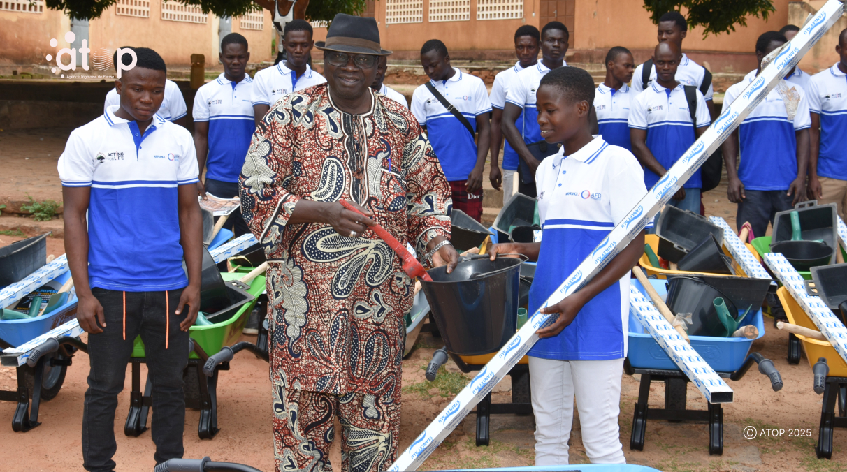 Metiers de la pierre et de l’éco construction : 20 jeunes reçoivent des attestations et des kits 1 10 M.Yatombo remettant le materiel symbolique a une beneficiaire