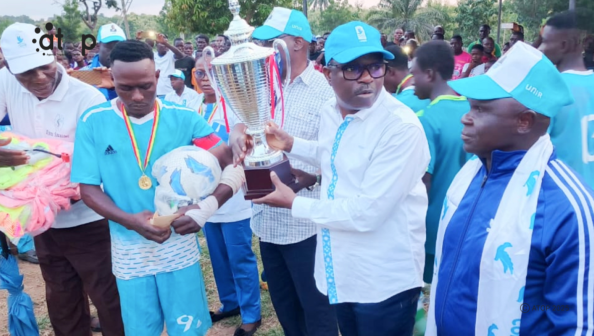 Sotouboua 1/élections municipales : UNIR mobilise les jeunes à sa cause à travers le football 1 24 Le depute Amah en chapeau remettant la coupe