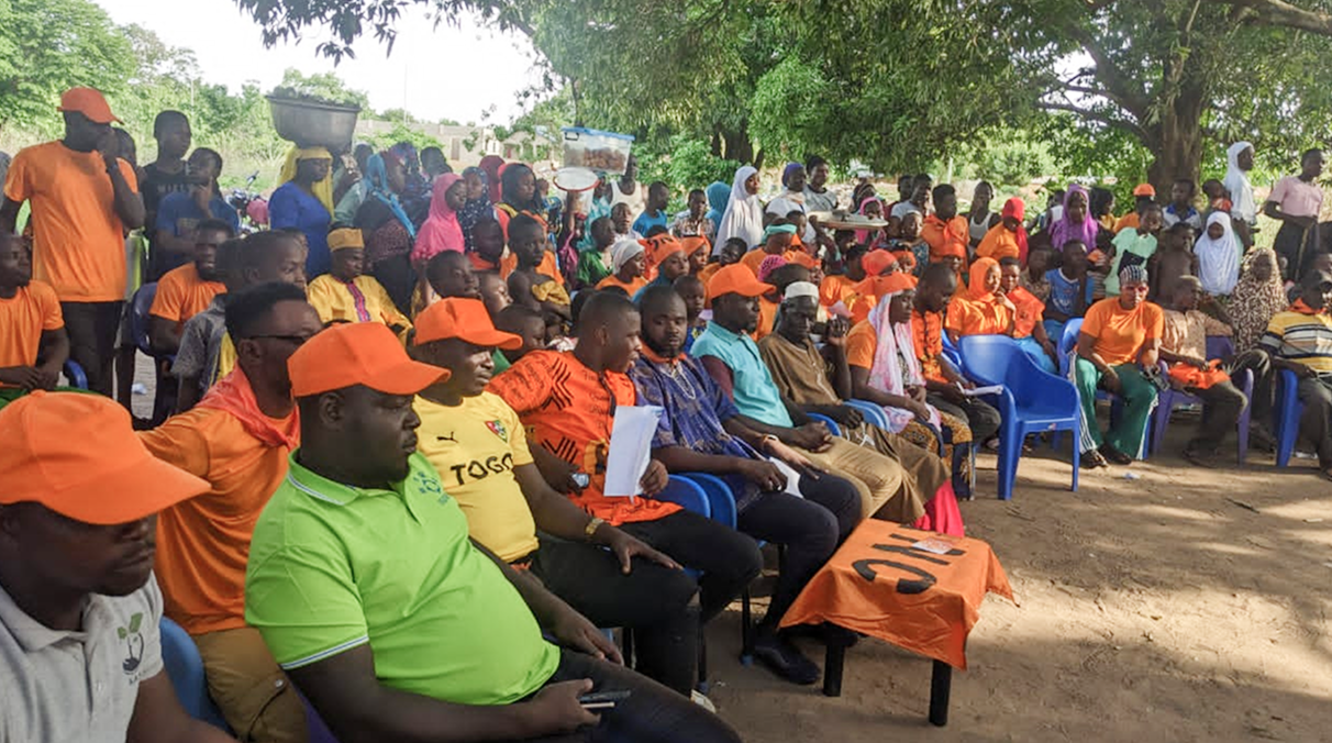 39 Le prefet Douti remet symboliquement un kit de formation au superviseur Yele Essohana a gauche 12