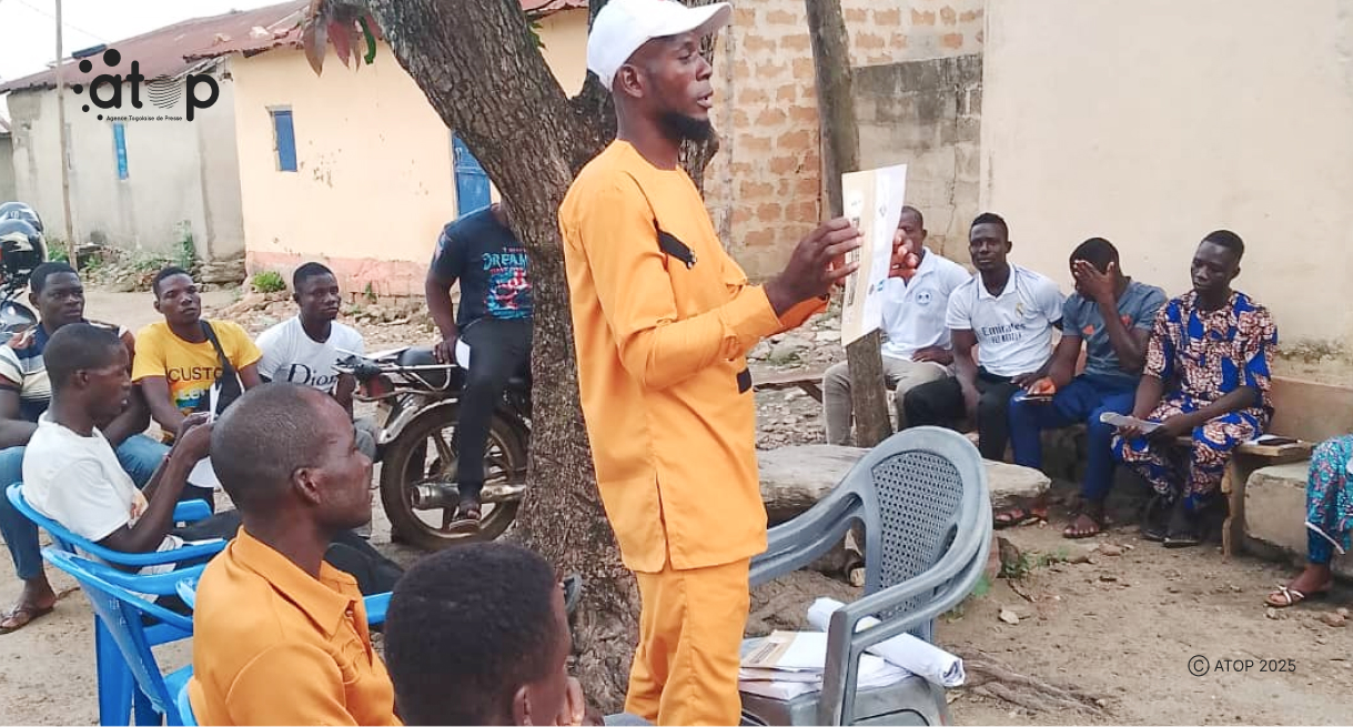 Le NET ratisse large dans la commune de Sotouboua 2 1 44 M. Alaba du NET montre le specimen du bulletin de vote aux electeurs