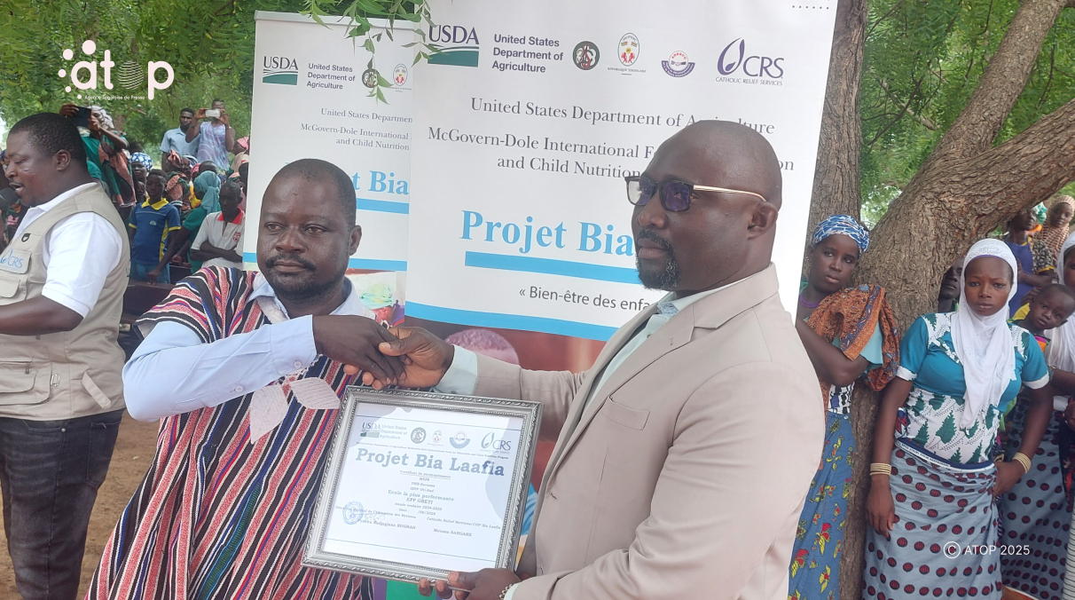 Oti-sud 1/ concours de meilleures écoles performantes du projet « Bia Laafia » : EPP Gbeti, N’gambi et Djawaka primées 1 65 Le prefet Sambiani Fekimani remet le certificat de reconnasance au directeur de EPP Gbete Douti Kolani