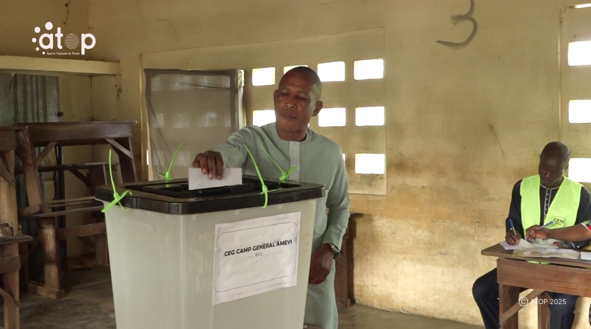 77 Le gouverneur Adjitowou votant