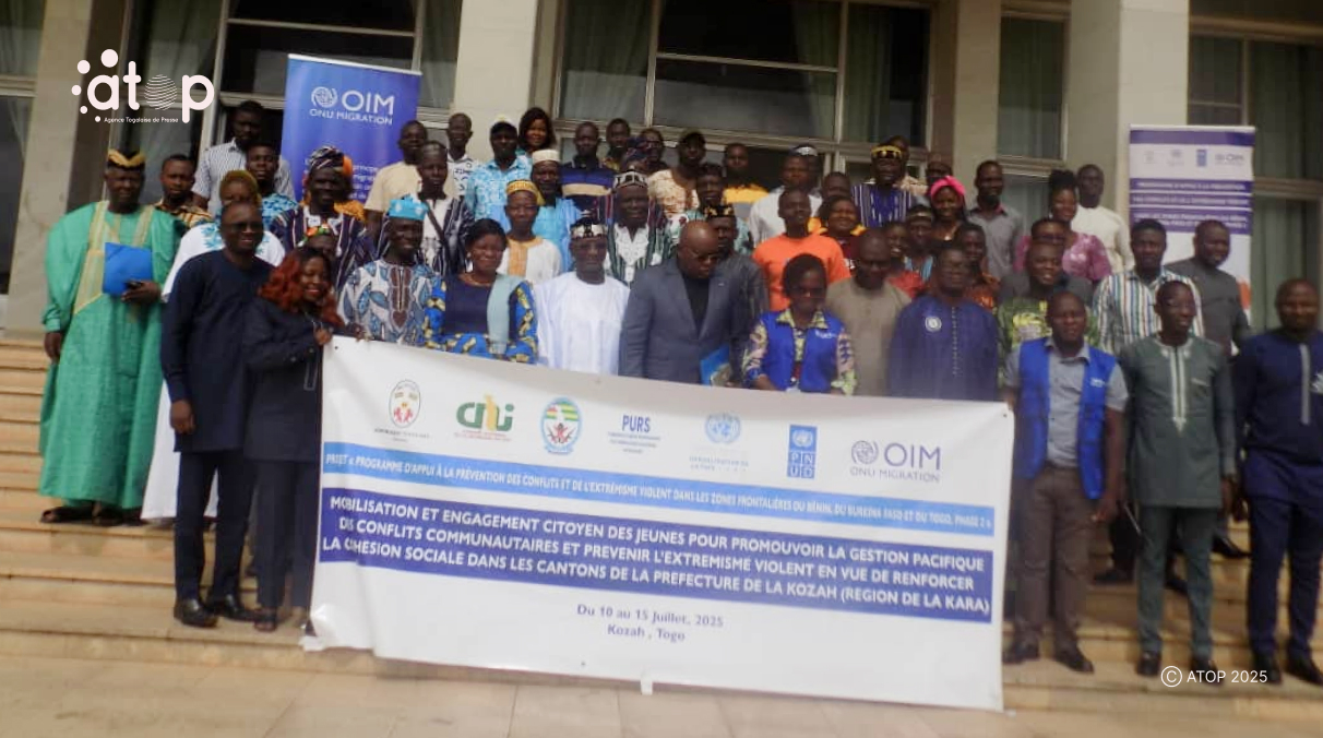 9 Les participants et officiels ont pose ensemble