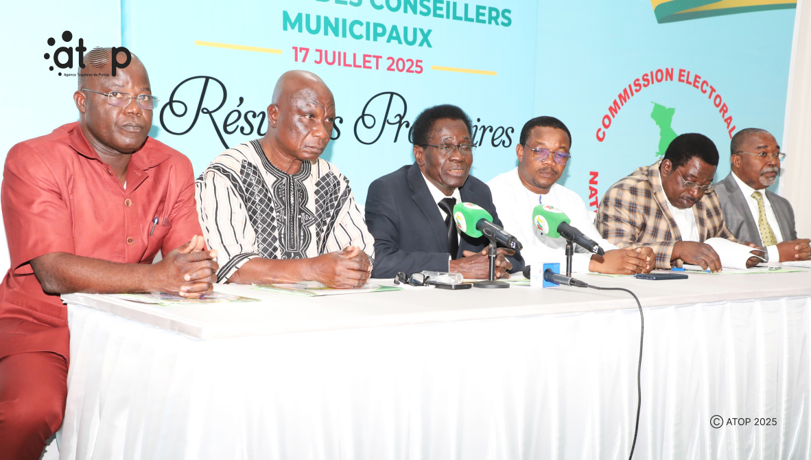 Le president de la CENI 2e de la gauche presentant les resultats