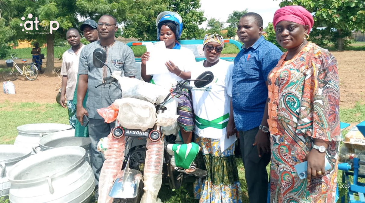 Kpendjal-ouest / promotion de l'entrepreneuriat féminin : dix coopératives de femmes dotées d'équipements agricoles 1 PHOTO 4 Une benefiaire sur un tricycle recu et les officiels