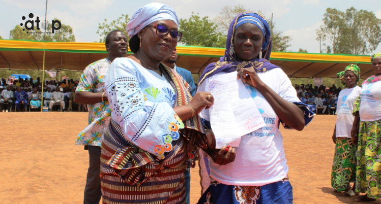 Pr Zinsou Klassou a gauche remettant un jugement suppletif et un acte a une beneficiaires Dankpen