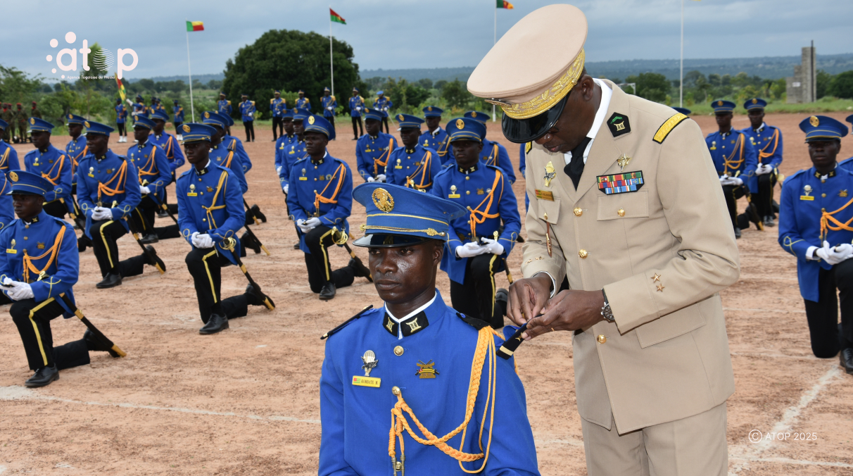 13 Le chef dEtat Major des FAT placant lepauulette de sous lieutenant au major de la 28eme promotion