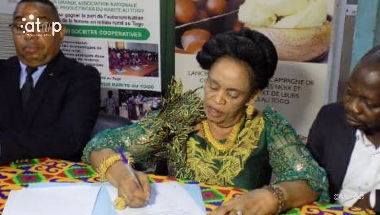 15 Mme Pali signant le texte en vigueur