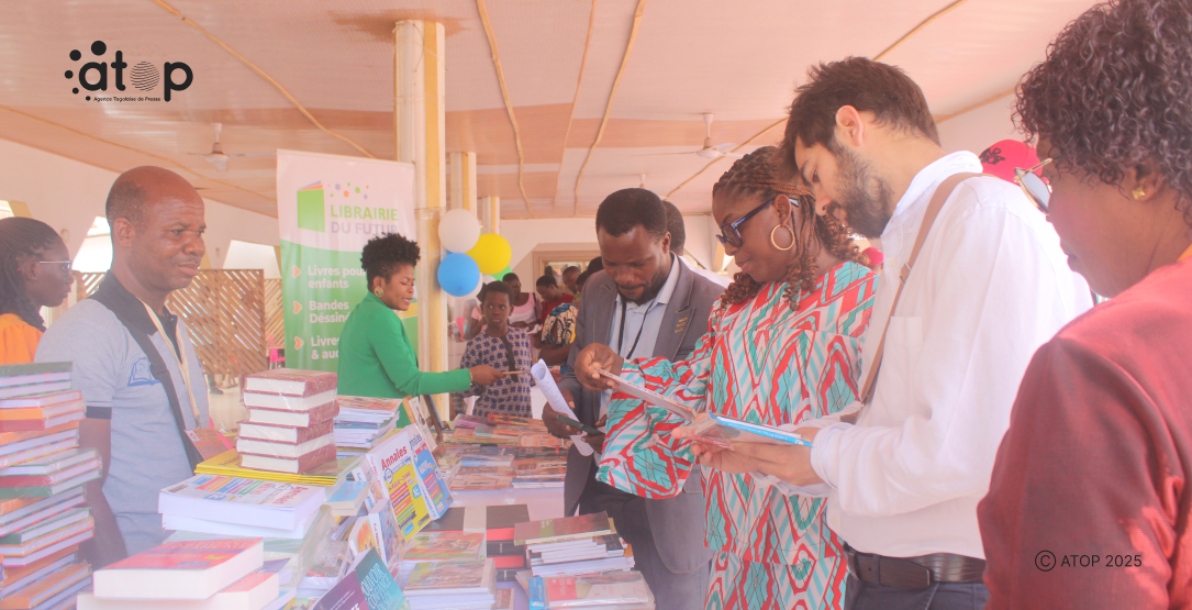 16 visite des stands dexposiion du livre