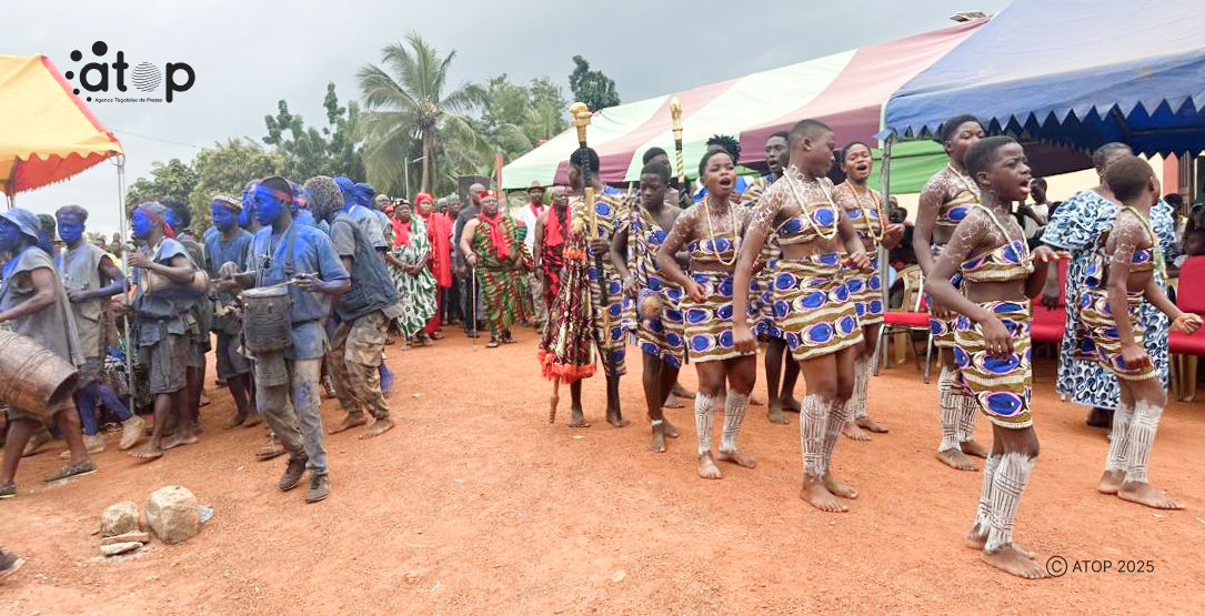 21 L´arrivee des chefs traditionnels accompagnes des guerriers et jeunes filles en tenues traditionnelles pour la ceremonie