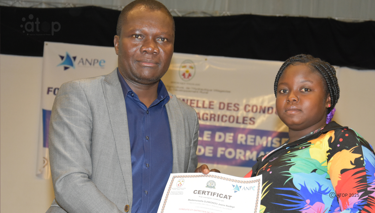 30 M. Gountibote remettant le certificat a une beneficiaire