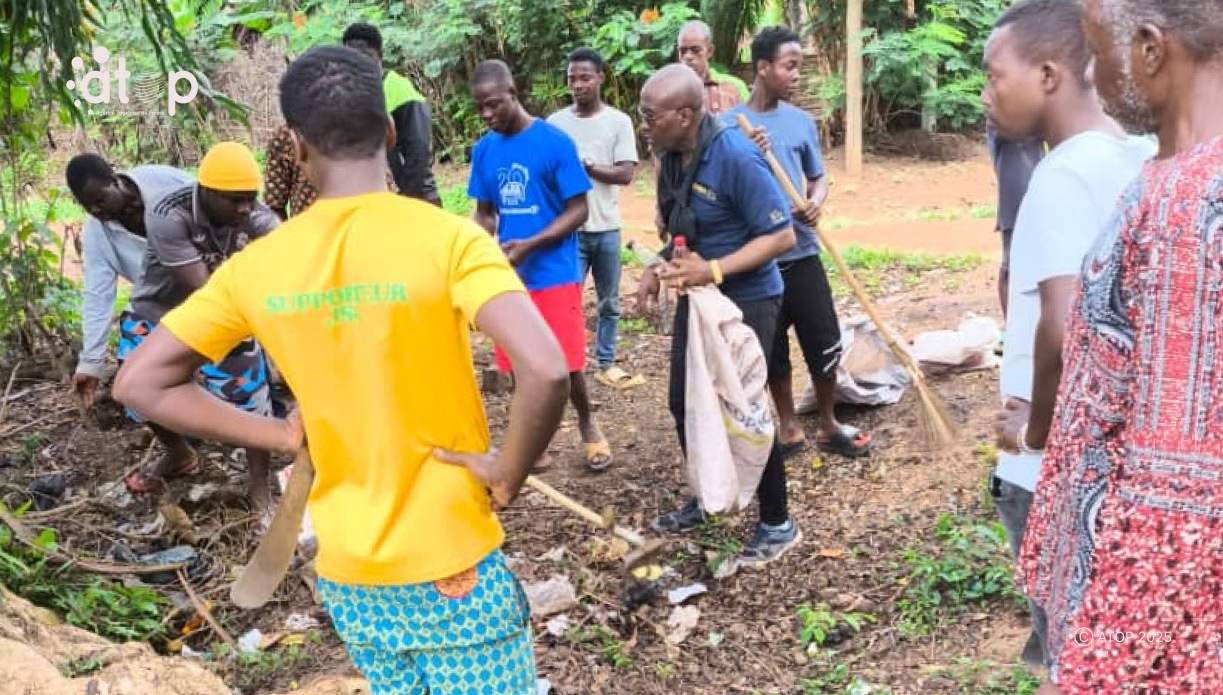 4 Les jeunes de Kligue Kondji en pleine operation de salubrite