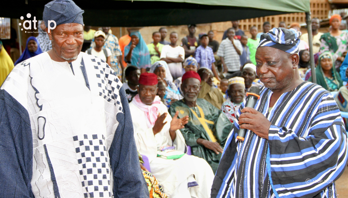 52 Le representant du Chef de canton de Komah micro presentant le nouveau chef a la population