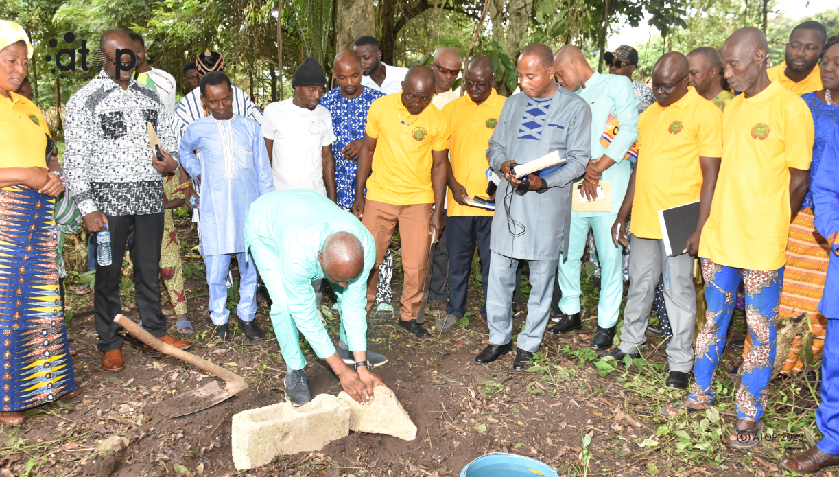 53 Le Pasteur Agbessi Caleb posant la premiere pierre pour la construction des logements