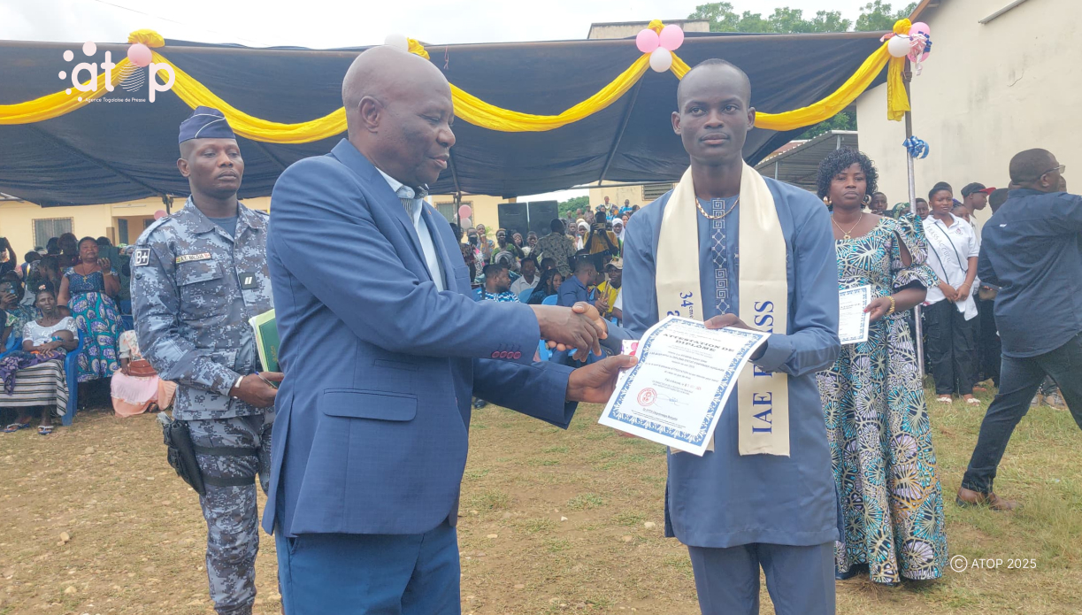 9 Un laureat recoit son diplome des mains du prefet