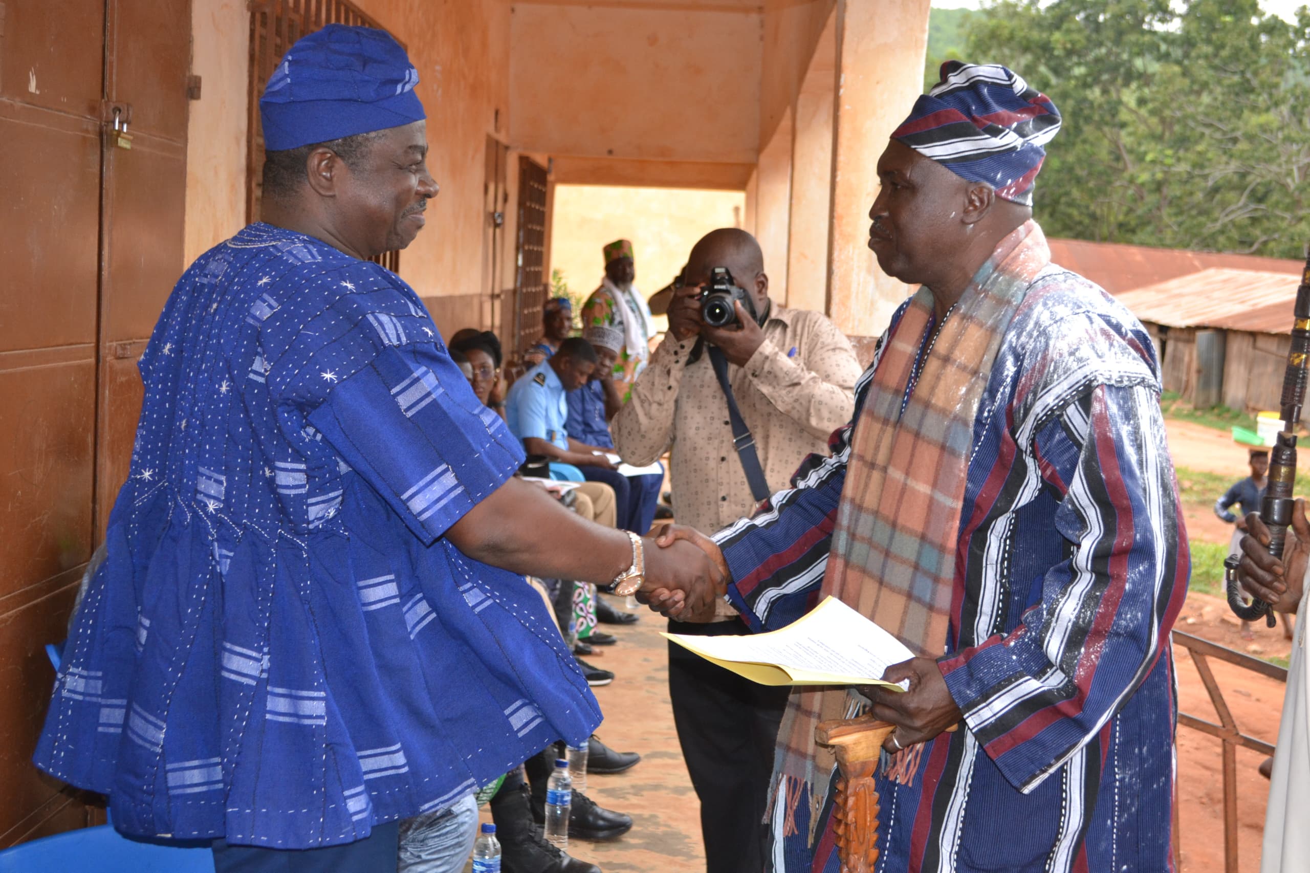 En bleu le prefet Ekpe felicitant le chef tem 1