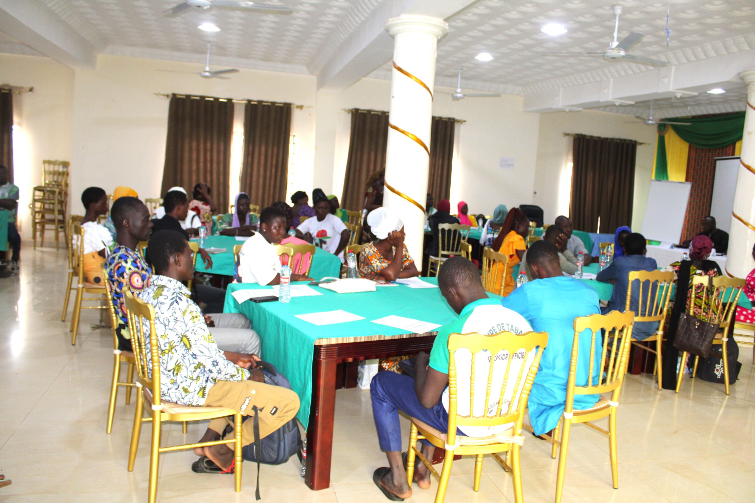 Les jeunes en atelier de formation scaled