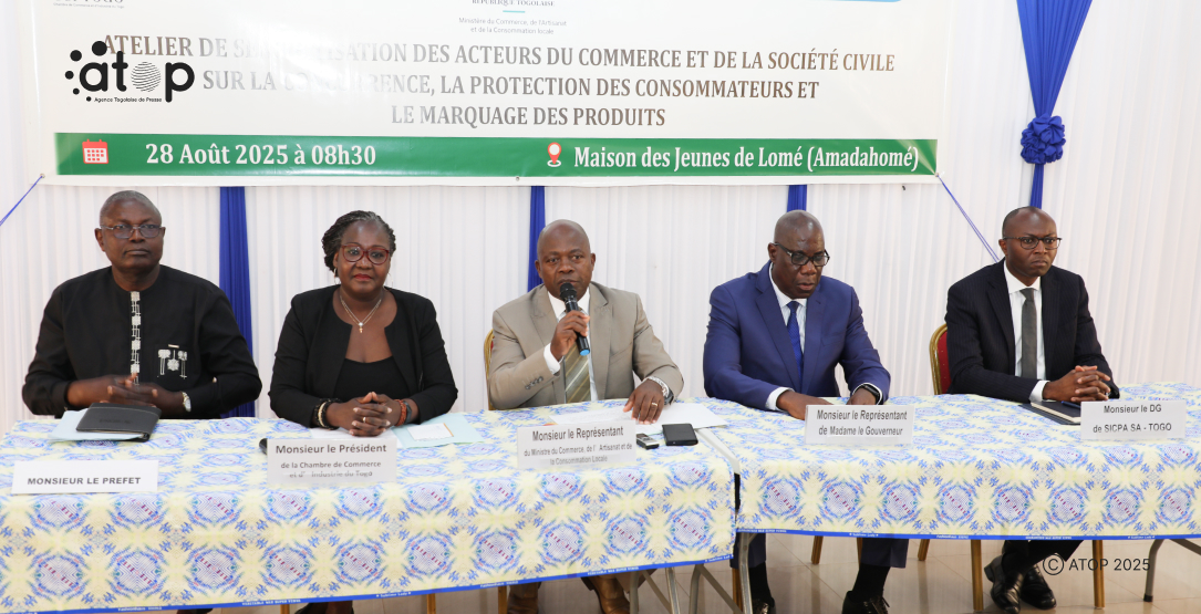 M.Koffi au micro ouvrant les